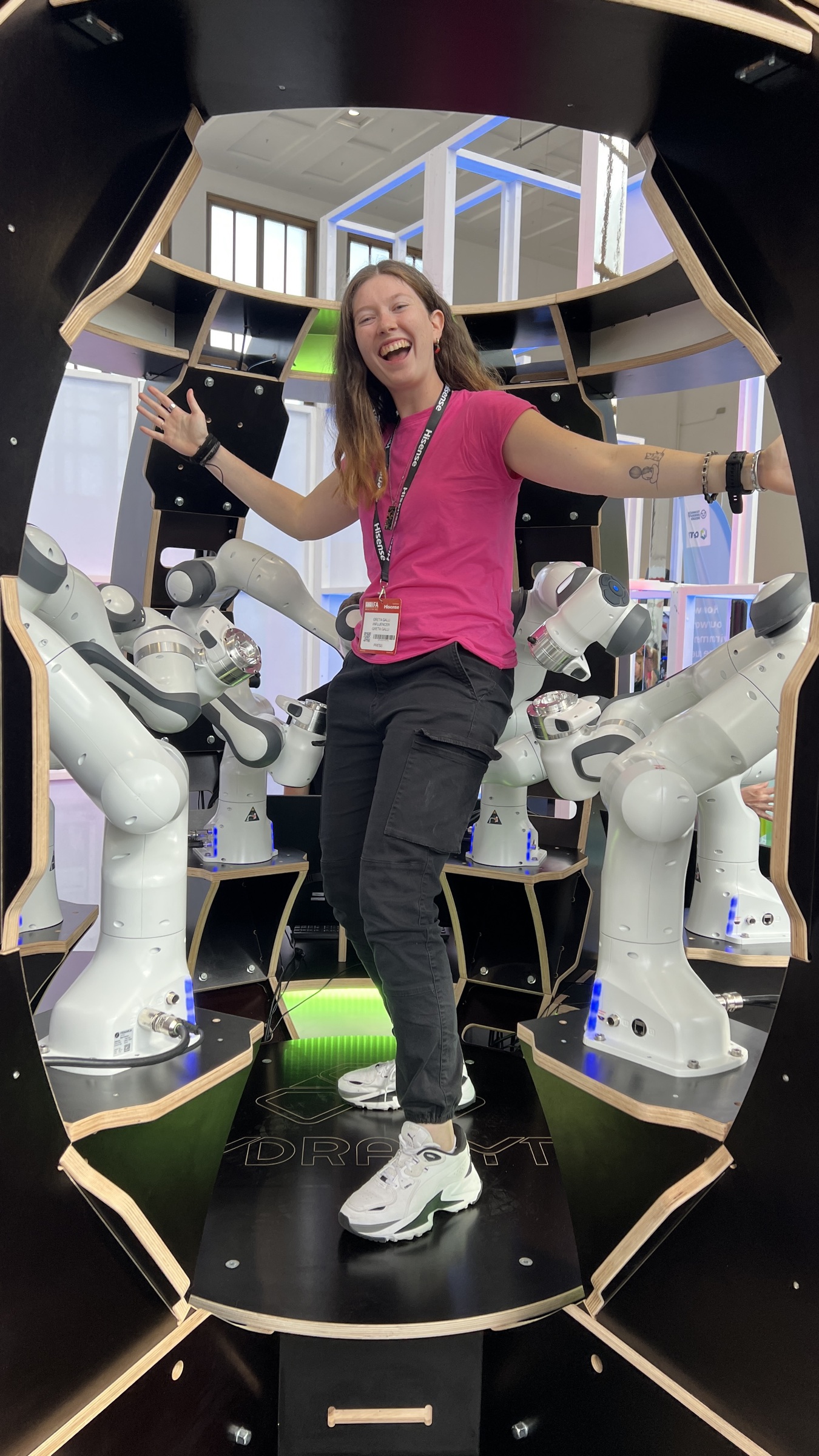 Greta Galli sorridente tra diversi bracci robotici